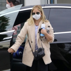 Sarah Michelle Gellar - Holds a bottle of Lysol as she runs some morning errands in Brentwood, March 18, 2021