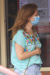Isla Fisher - Spotted running errands in Byron Bay, January 13, 2021