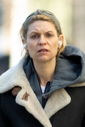 Claire Danes - Goes makeup-free during a solo outing in Soho, New York, February 10, 2023