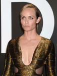 Amber Valletta CWyRYH3K_t