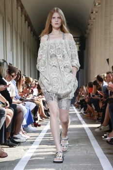 John Galliano S/S19 womenswear #32 - Tagwalk: The Fashion Search