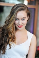 Alycia Debnam Carey QlZtjd7O_t