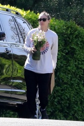 Rooney Mara - Brings sister Kate flowers for Mother's Day in Los Feliz, May 10, 2020