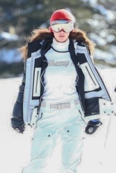 Bella Hadid - gets ready to hit the slopes with friends in Aspen, Colorado | 01/03/2021
