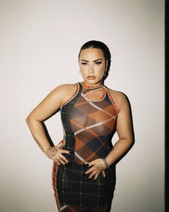 Demi Lovato - Page 5 BuC6pbXn_t
