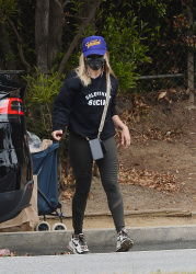 Sarah Michelle Gellar - Wears a vaccinated hat while shopping for groceries in Los Angeles, May 31, 2021