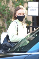 Lily-Rose Depp - goes Christmas shopping on Melrose Place in Hollywood, California | 12/17/2020