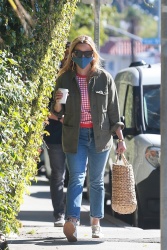 Reese Witherspoon - Heads back home after lunching at the Brentwood Country Mart, February 5, 2021