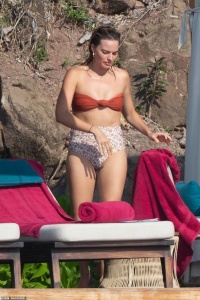 Margot Robbie out in a bikini in Puerto Vallarta 6/15/2021 [Tagged]