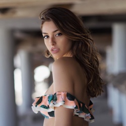 Celine Farach SoHvb0Sb_t