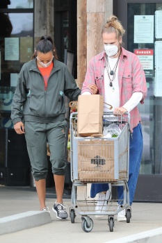 Zoe Saldana - Stock up some groceries for the weekend with her her husband Marco Perego  in Malibu, October 24, 2020