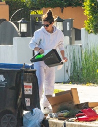 Sara Sampaio - seen cleaning up outside her home in Los Angeles, California | 12/10/2020