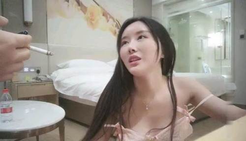 [MP4/790m] 网红脸美少妇 舌吻极品尤物 长筒黑丝情趣 少妇就是猛 年轻小哥都要扛不住了『强烈推薦』
