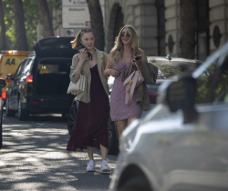 Phoebe Dynevor - Meeting up with a friend on a sunny bank holiday weekend in central London, May 30, 2021