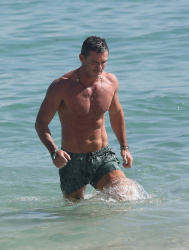 Luke Evans - Show off his ripped abs and bulging pecs as he went for a swim at Miami Beach, December 9, 2021
