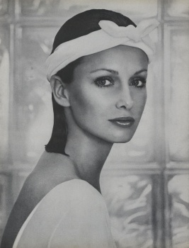 US Vogue November 1975 : Patti Hansen by Francesco Scavullo | the ...