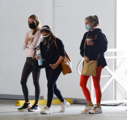 Sarah Michelle Gellar - Leaves her gym class with some friends in Los Angeles, February 11, 2021