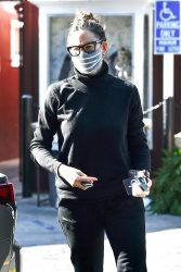 Jennifer Garner - dons all black while shopping in Brentwood, California | 12/09/2020