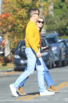 Chris Pine and girlfriend Annabelle Wallis - are all smiles returing to their ride after lunch in Hollywood, December 19, 2019