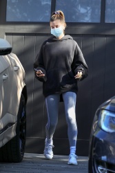 Hailey Baldwin/Bieber - spotted running errands after getting her workout done in West Hollywood, California | 12/19/2020