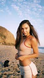 Alexis Ren - Madison McLaughlin photoshoot in Malibu CA September 2019 QMOSIJ29_t