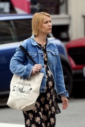 Claire Danes - Gives a glimpse of her baby bump while out in Manhattan, New York, April 6, 2023