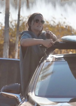 Leighton Meester - Grabs lunch and drinks to-go after a surfing session in Malibu, December 9, 2020