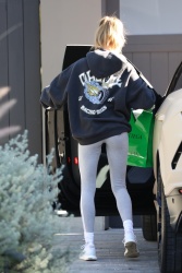 Hailey Baldwin/Bieber - seen heading into her yoga class in Los Angeles, California | 12/19/2020