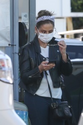 Sarah Michelle Gellar - Stops by a car wash before starting her day in Santa Monica, March 16, 2021