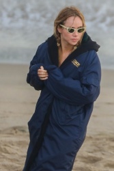 Suki Waterhouse - Filming a few scenes for 'Daisy Jones & The Six' in Malibu, October 4, 2021