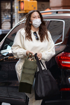 Ashley Graham - Spotted arriving at her New York City hotel after doing some shopping in Soho, December 20, 2020