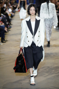 Léa Seydoux Louis Vuitton Capucines Campaign 2022 - theFashionSpot