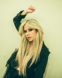 Avril Lavigne - Page 3 NZvb87pV_t