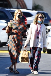 Laura Dern - Picks up lunch with her daughter Jaya Harper at the Brentwood Country Mart in Brentwood, October 16, 2021