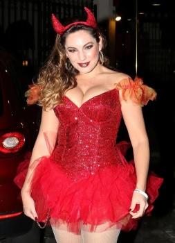 Kelly Brook - Page 6 PeIXp5zm_t