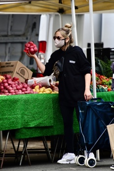Sarah Michelle Gellar - Hits the Farmers Market with a girlfriend in Los Angeles, December 27, 2020
