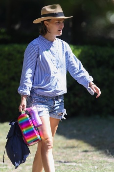 Natalie Portman - Enjoys sight seeing while out in Sydney, November 27, 2020