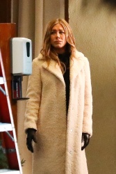 Jennifer Aniston - films a scene on the set of "The Morning Show" in Los Angeles, California | 12/17/2020