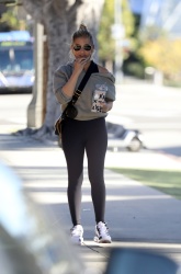 Sarah Michelle Gellar - Gets iced coffee after her morning workout in Brentwood 01/11/2022