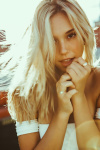 Alexis Ren QFeGzJND_t