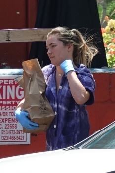 Florence Pugh - spotted wearing gloves while picking up some groceries with her boyfriend Zach Braff in Los Angeles, April 3, 2020