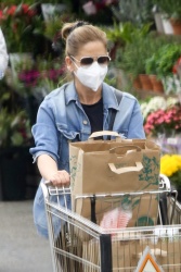 Sarah Michelle Gellar - Fills up her shopping cart with groceries at Whole Foods in Los Angeles, March 10, 2021