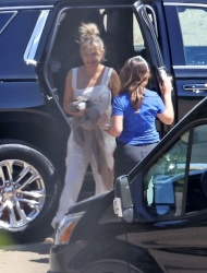 Kate Hudson - Arrives on the set of Mindy Kaling's Untitled Basketball Project in Los Angeles 04/25/2025 (MQ)