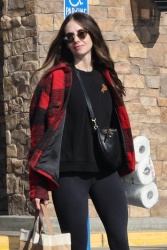 Alison Brie - Picking up groceries in Los Angeles January 19, 2024