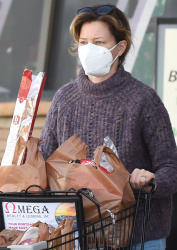 Elizabeth Banks - Goes makeup free while shopping for groceries in a purple knitted sweater and matching socks in Los Angeles, January 9, 2022