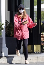 Katherine Schwarzenegger - Picking up lunch and coffee in Brentwood, June 8, 2021