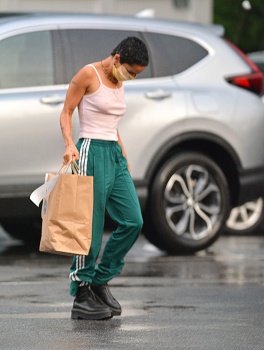 Zoe Kravitz - Picks up some mexican take out food in Bedford, New York, July 5, 2020