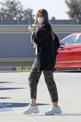 Sofia Vergara - takes her sick puppy to the vet in Los Angeles, California | 02/03/2021