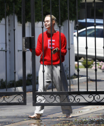 Elle Fanning - Picks up a food delivery in Los Angeles August 21, 2023