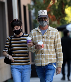 Selma Blair - Grabs an afternoon coffee with her boyfriend Ron Carlson at Alfred in Los Angeles, October 27, 2020